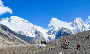 2 Russians Rescued, One Missing After Mass of Ice Hits Climbing Team on Pakistan Peak